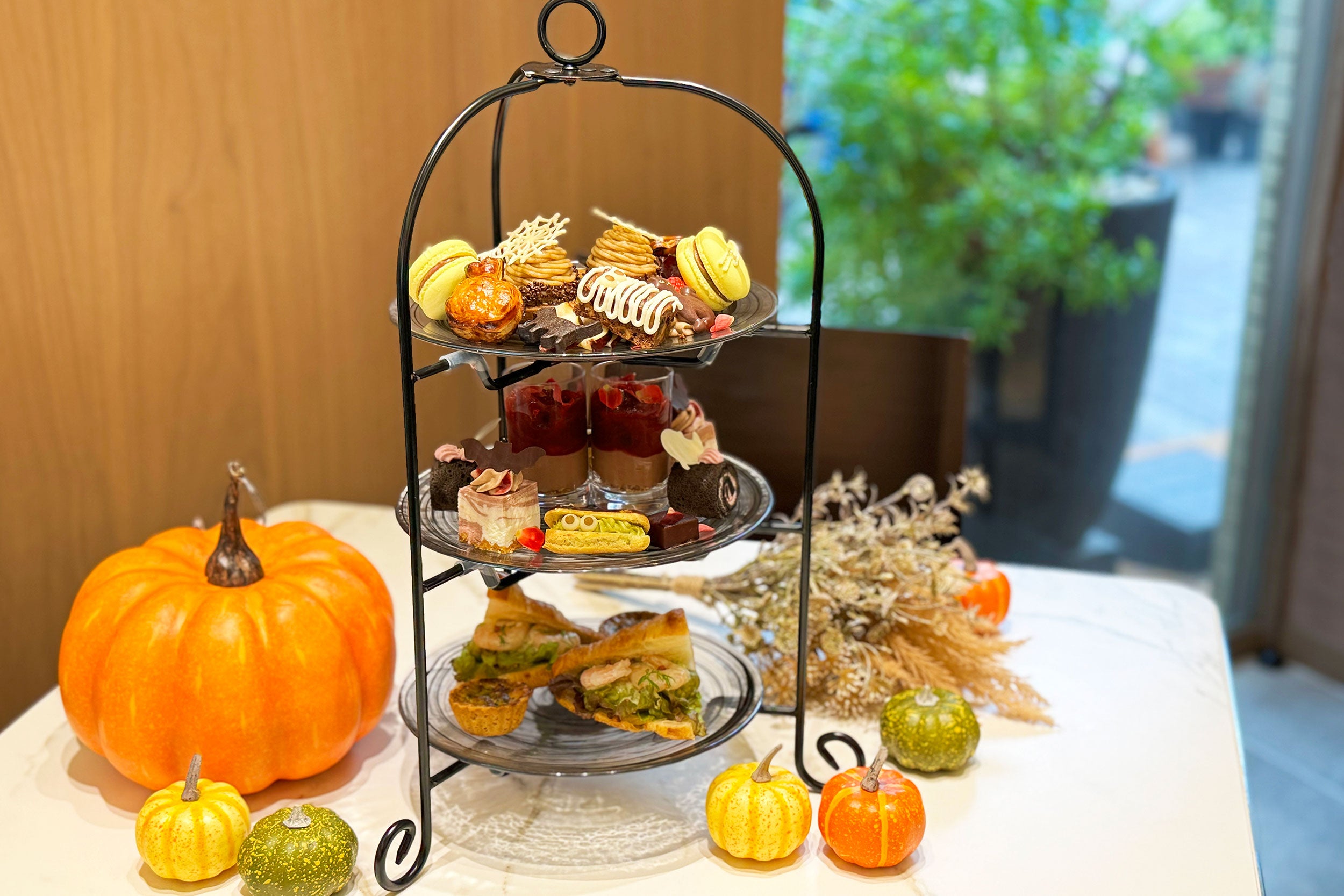 主役は栗!秋の味覚を楽しむ季節限定のデザートやパフェ、可愛らしいハロウィンモチーフをのせたアフタヌーンティーセットを「カフェ ベルアメール」にてご提供致します。