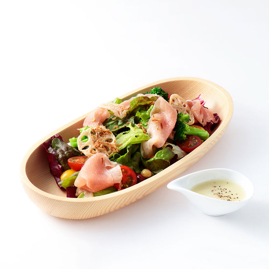 生ハムと野菜チップスのサラダ